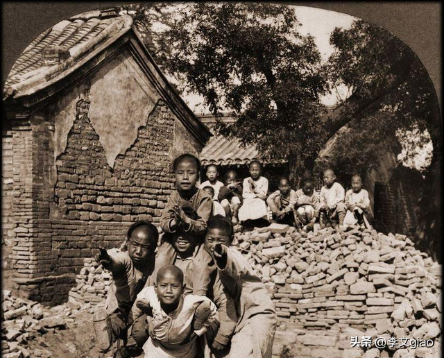 20张屈辱照片:德国女犯一丝不挂被枪决,被拍卖的大胸女人