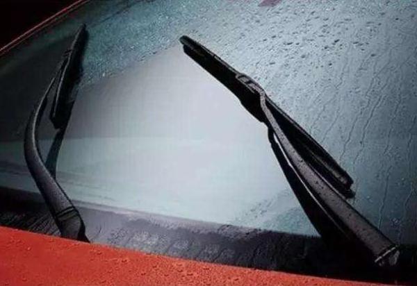雨刷器多久需要更换?别傻傻不知道,车窗越刮越脏