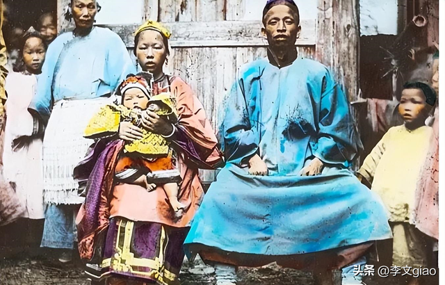 20张屈辱照片:德国女犯一丝不挂被枪决,被拍卖的大胸女人