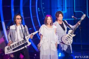 飞儿乐队新主唱韩睿发文：伴随着争议出场