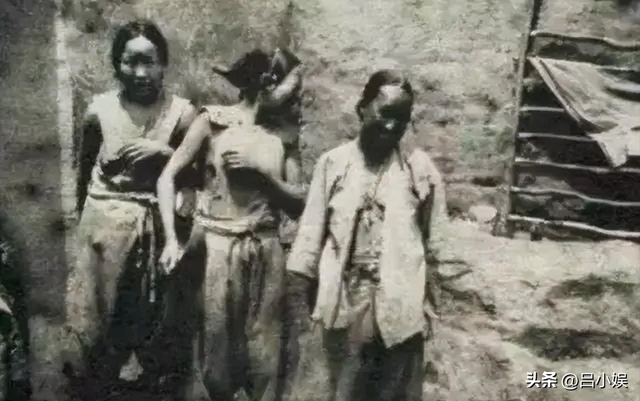 罕见照片:日本女人竟如此开放大胆,女学生脱光衣服全身赤裸上课