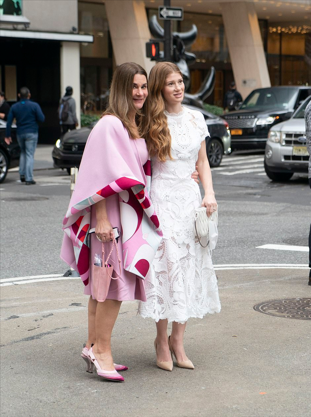 比尔盖茨前妻闪耀出街!一身粉裙尽显富婆范,25岁女儿蕾丝裙好美