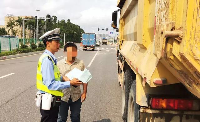 珠海一男子过马路被商务车撞飞,司机大叫冤枉,罪魁祸首另有其人!