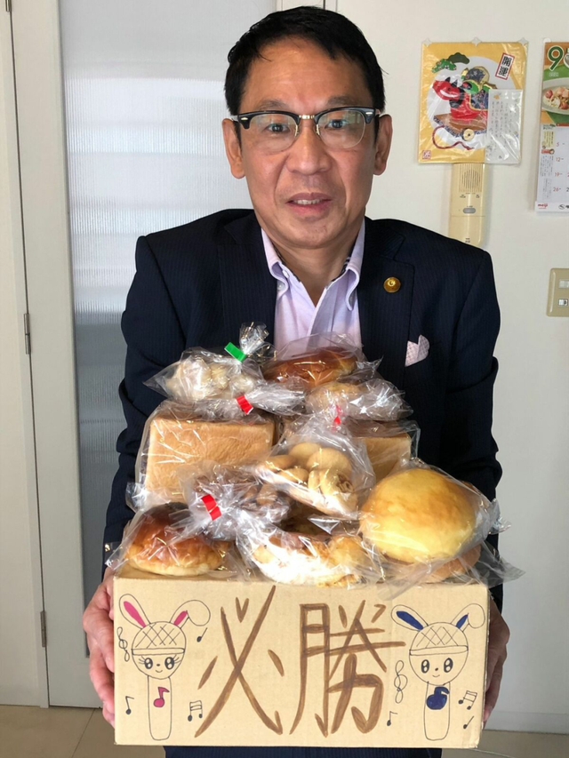 日本58岁前议员侵犯初中女生,判缓刑惹众怒,被曝曾是中小学老师