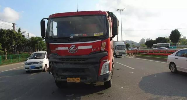 珠海一男子过马路被商务车撞飞,司机大叫冤枉,罪魁祸首另有其人!