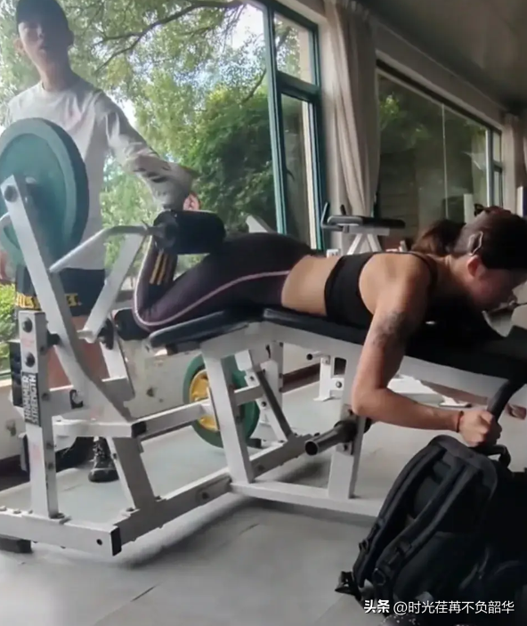 27岁吴艳妮臀部肌肉好强!社媒晒10张臀大肌美照!网友花式夸奖