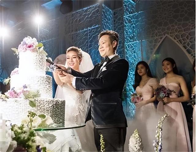 90后越南美女校花,跟男友交往10个月闪婚,婚后才知道丈夫是富商