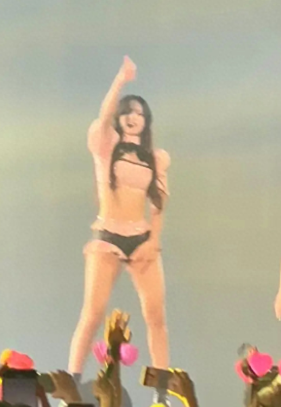 Lisa被指丰臀过度,盲目追求欧美风比例失调,还没被豪门男友承认