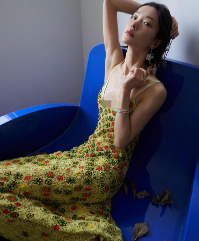 超模杜鹃深夜路边抽烟,吞云吐雾动作熟练,与男友人热聊好娇羞