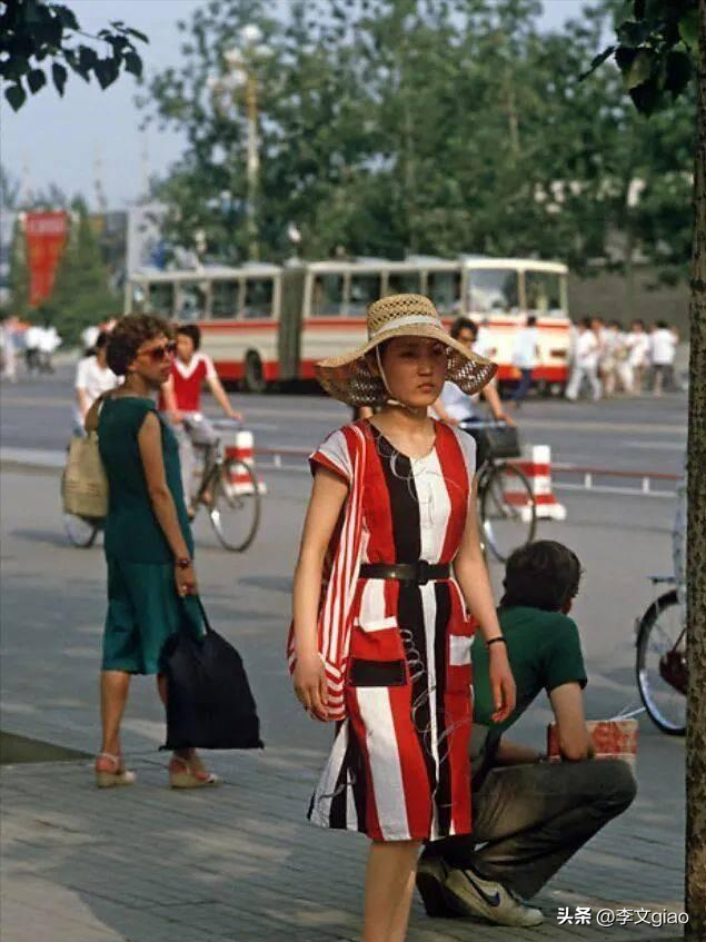 20张屈辱照片:德国女犯一丝不挂被枪决,被拍卖的大胸女人