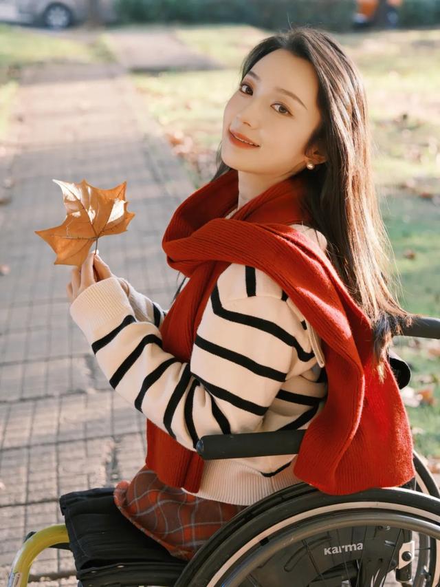 90后湖北轮椅美女:独居,超酷