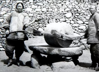 卑鄙龌龊老照片:青楼女子妖娆多姿,妇女露胸喂奶被孩子撕扯衣服