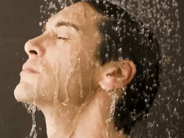 中世纪欧洲贵妇有多“脏”?在裙子里大小便,粪便和尿液无处不在