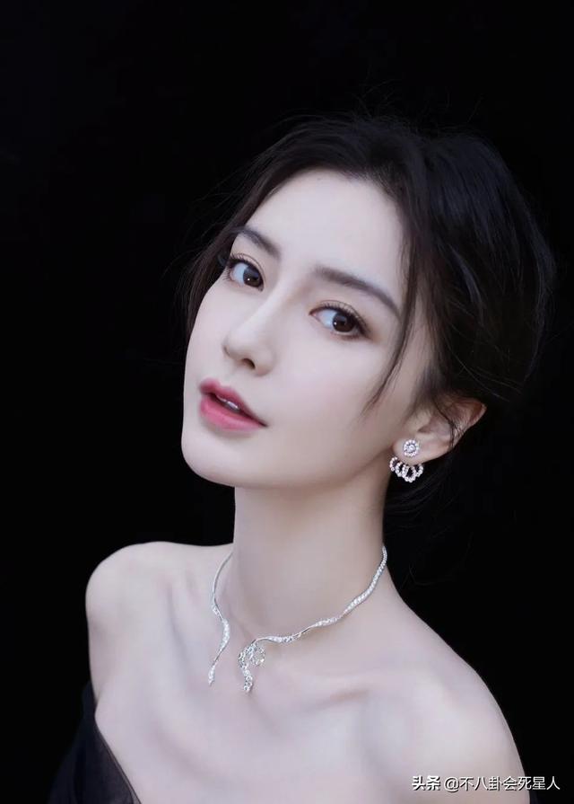 精修的是神颜,生图满脸痘,痘坑、黑眼圈、长斑,明星没那么美