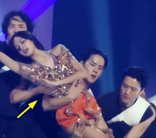 Lisa被指丰臀过度,盲目追求欧美风比例失调,还没被豪门男友承认