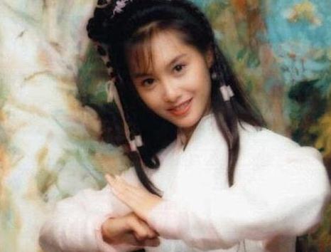 女明星都难驾驭的素衣白裳,李若彤仙气,而她穿的像只鸟