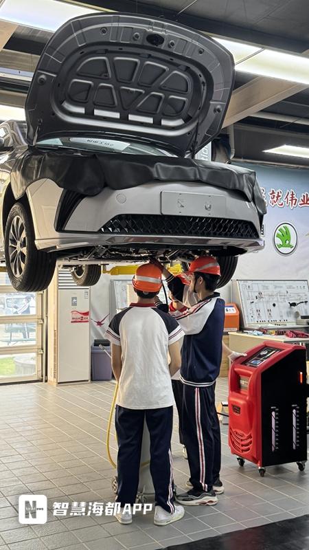 太抢手!福州新能源车汽修工成“香饽饽”