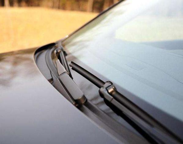 雨刷器多久需要更换?别傻傻不知道,车窗越刮越脏