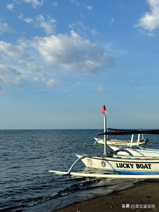 普吉岛海上美女写真:彩虹色女神,形象气质俱佳