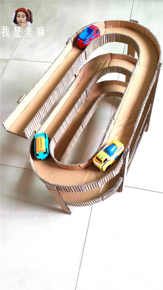 妈妈用废纸箱给儿子做了个汽车轨道,步骤超简单,看完先收藏了