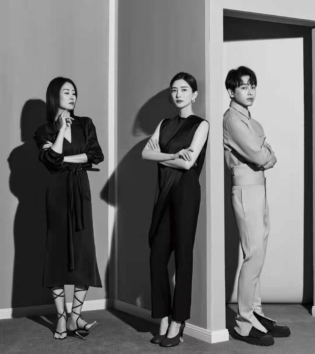 江疏影涂红唇演美女律师,与彭昱畅上演姐弟恋,网友:这腿绝了