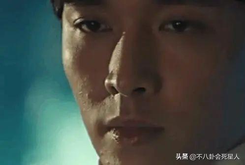 精修的是神颜,生图满脸痘,痘坑、黑眼圈、长斑,明星没那么美