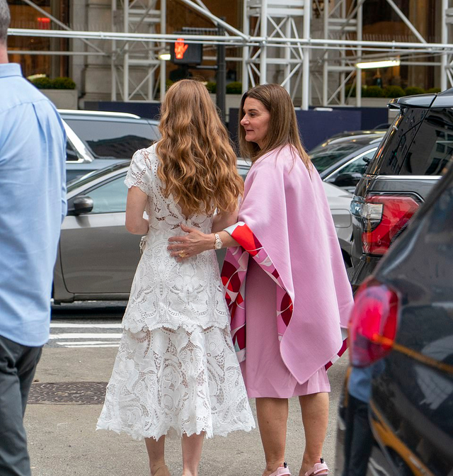 比尔盖茨前妻闪耀出街!一身粉裙尽显富婆范,25岁女儿蕾丝裙好美