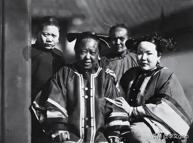 20张屈辱照片:德国女犯一丝不挂被枪决,被拍卖的大胸女人