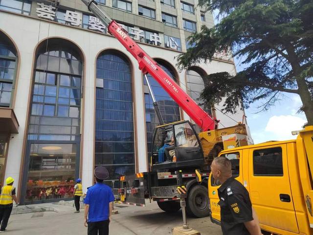 加强“透窗”专项整治,拆除大型挡窗门头