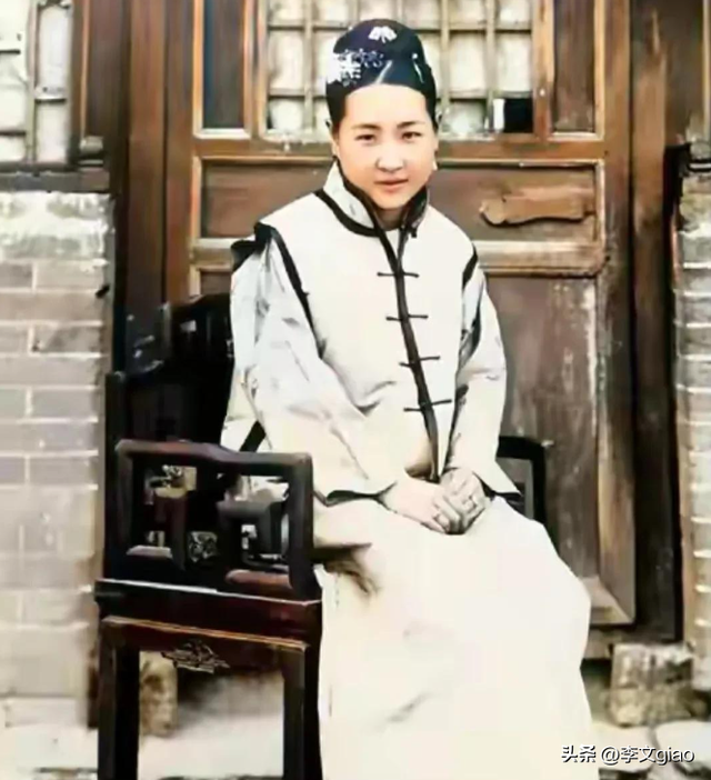 20张屈辱照片:德国女犯一丝不挂被枪决,被拍卖的大胸女人