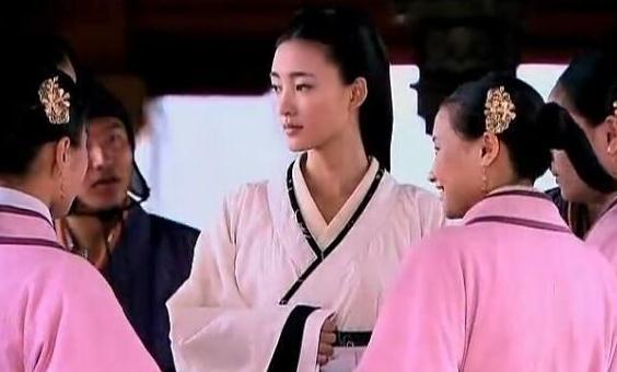 女明星都难驾驭的素衣白裳,李若彤仙气,而她穿的像只鸟