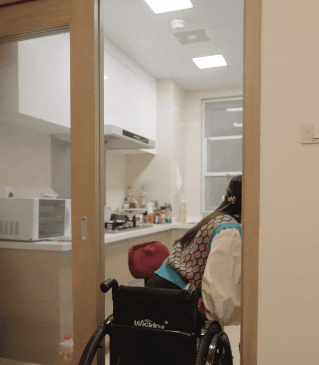 90后湖北轮椅美女:独居,超酷