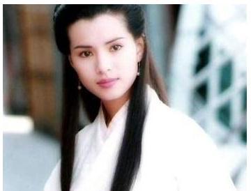 女明星都难驾驭的素衣白裳,李若彤仙气,而她穿的像只鸟