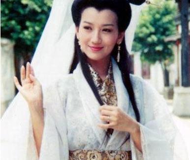 女明星都难驾驭的素衣白裳,李若彤仙气,而她穿的像只鸟