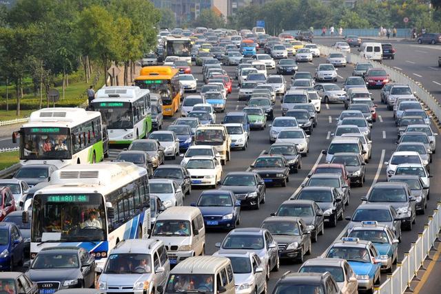 一辆汽车的寿命有多久,15年以上的车真的就不能开吗?