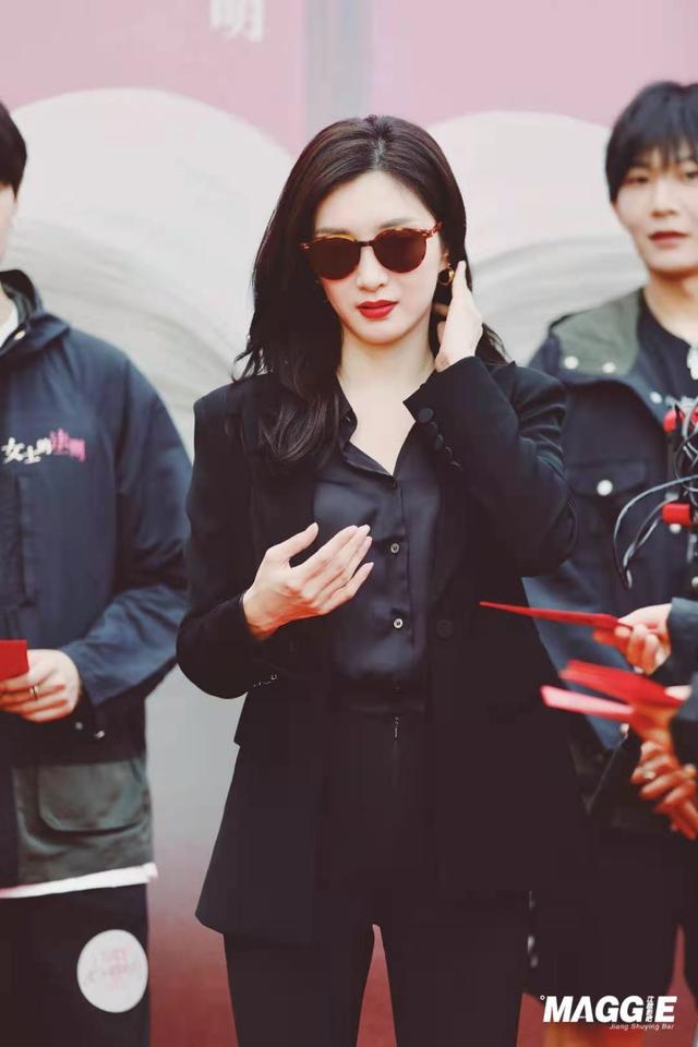 江疏影涂红唇演美女律师,与彭昱畅上演姐弟恋,网友:这腿绝了