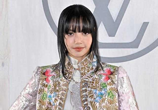 Lisa被指丰臀过度,盲目追求欧美风比例失调,还没被豪门男友承认