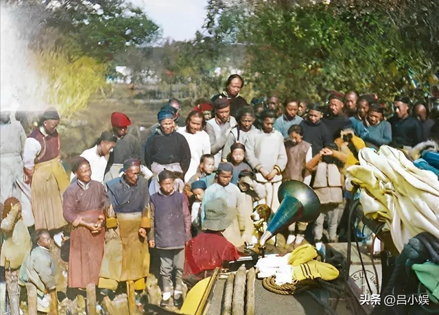 罕见照片:日本女人竟如此开放大胆,女学生脱光衣服全身赤裸上课