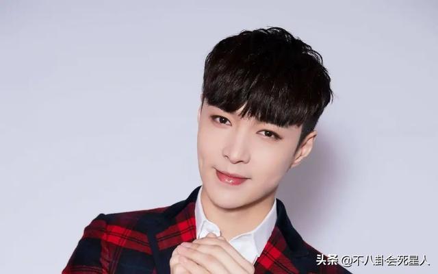 精修的是神颜,生图满脸痘,痘坑、黑眼圈、长斑,明星没那么美