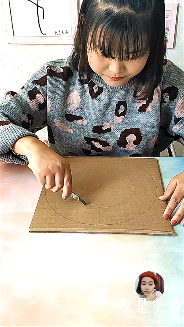 妈妈用废纸箱给儿子做了个汽车轨道,步骤超简单,看完先收藏了