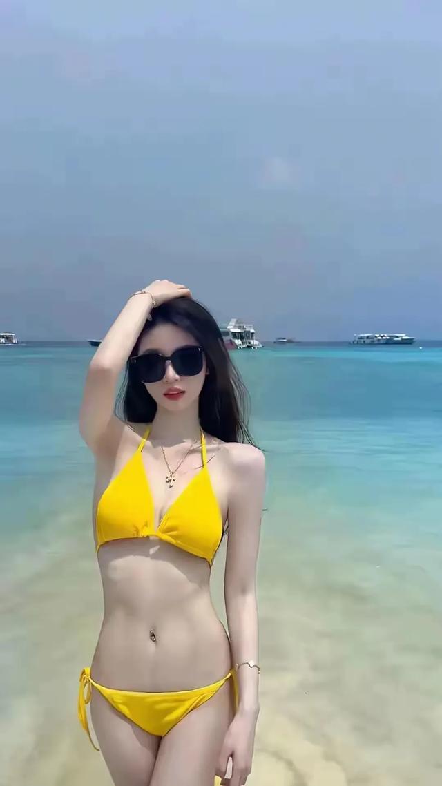 夏日狂欢:比基尼美女写真集带你畅游海滨魅力