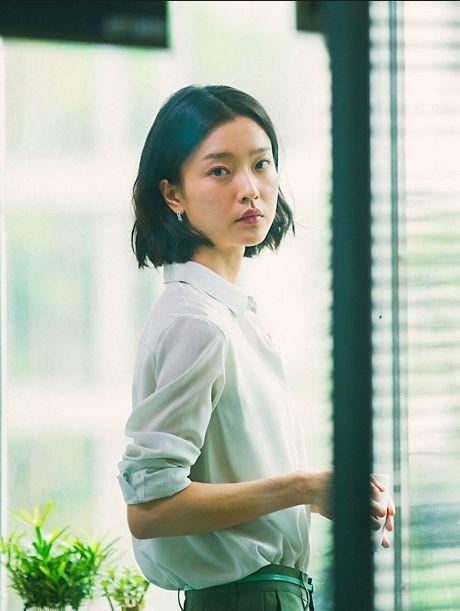 超模杜鹃深夜路边抽烟,吞云吐雾动作熟练,与男友人热聊好娇羞