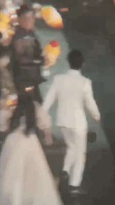 感动！何炅跨年演唱会零点后一路小跑与谢娜拥抱