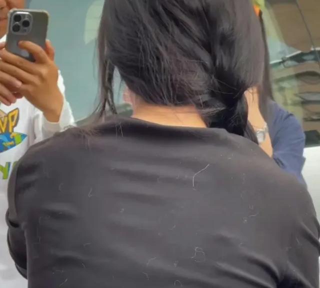 看吐了!耳屎、头屑、油头,就没见过这么邋遢的女明星!