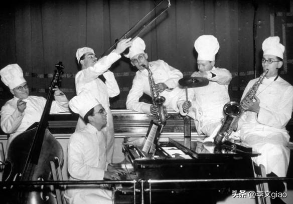 20张屈辱照片:德国女犯一丝不挂被枪决,被拍卖的大胸女人