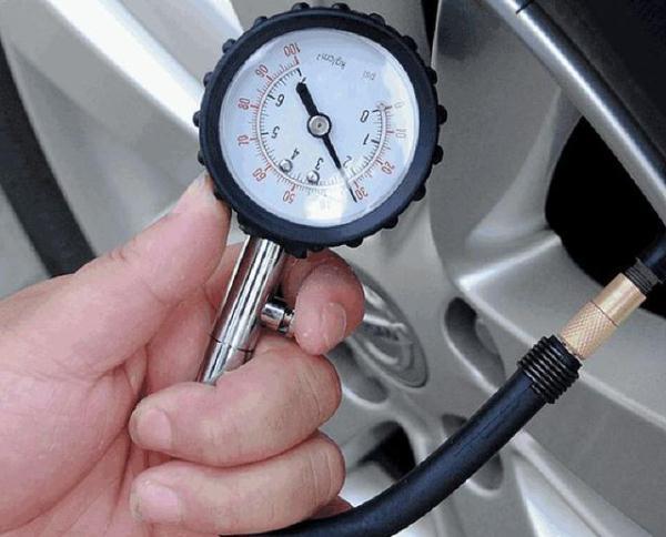 车子到底怎么开最省油？学好这几点，月月帮你省油钱