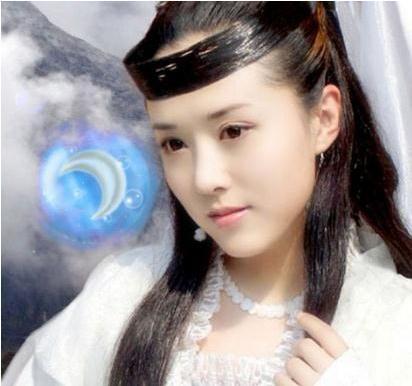 女明星都难驾驭的素衣白裳,李若彤仙气,而她穿的像只鸟