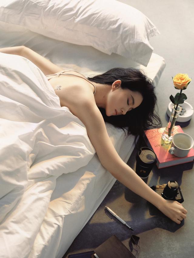 刘亦菲37岁生日睡裙写真,嘴叼黄玫瑰,背上还纹着玫瑰花