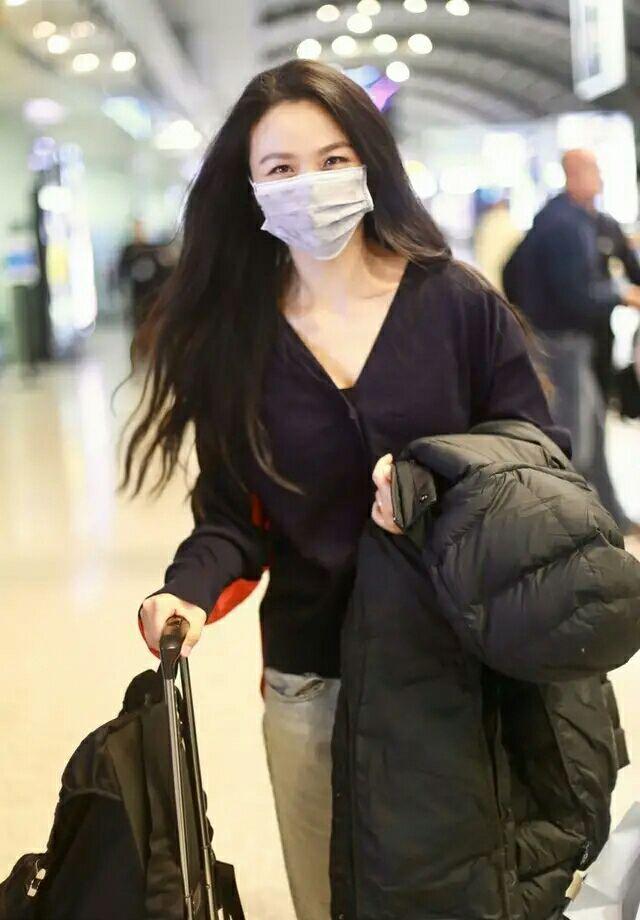 汤唯封面大片曝光,红唇湿发妩媚撩人,凹凸身材玩起“欲女风”