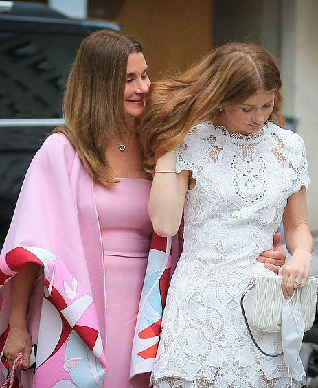 比尔盖茨前妻闪耀出街!一身粉裙尽显富婆范,25岁女儿蕾丝裙好美